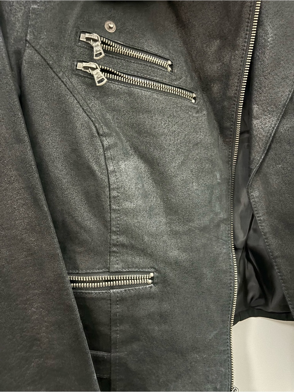 Levi's 100% genuine Leather Moto Jacket with a detachable faux fur collar. Small - Picture 5 of 7